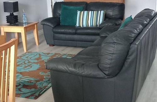 Bangor Apartment | Bangor - 2 Bed Apartment- Sleeps 4 -privateparking