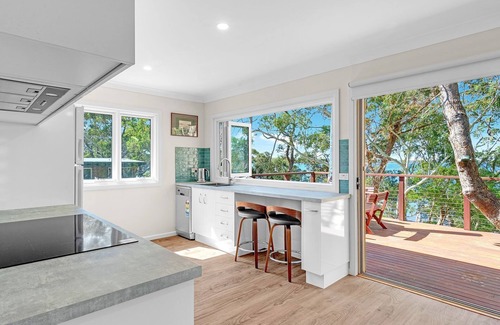 Sanctuary Point House | Banksia House allows you to surround yourself with nature in this serene piece of paradise