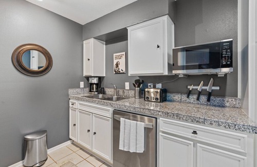 Zilker Apartment | Banksy Bungalow in Zilker close to Downtown