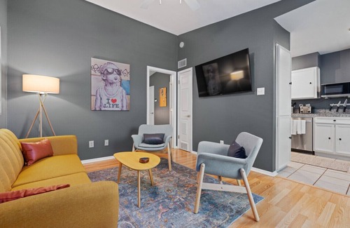 Zilker Apartment | Banksy Bungalow in Zilker close to Downtown