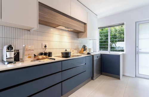 Sea Point Apartment | Bantry Bay Alanda - Modern Apt with Sea Views