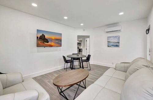 Barrier Island Apartment | Banyan St 2BR/1BA off Las Olas- Steps to Beach #1