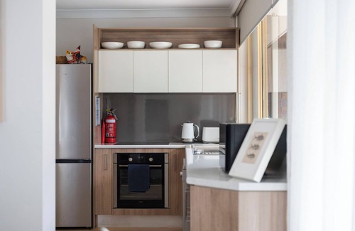 The Hill Apartment | Bar Beach Bliss - 10min walk to the Beach