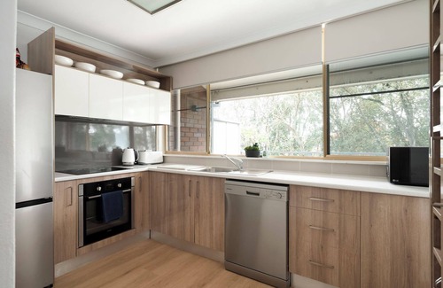 The Hill Apartment | Bar Beach Bliss - 10min walk to the Beach