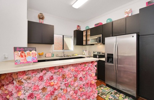 Neartown House | BARBIE’S WORLD DOWNTOWN/MONTROSE/MUSEUM DIST