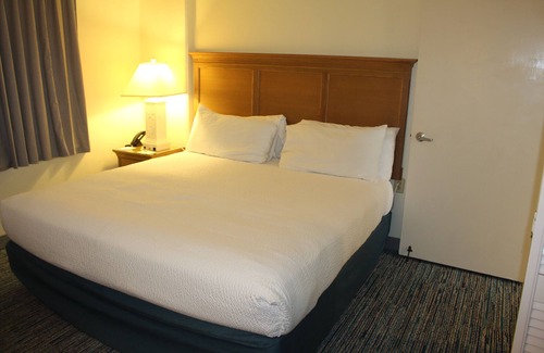 Northeast Virginia Beach Resort | Barclay Towers Resort Oceanfront Unit with Oceanfront Balcony or Oceanview Patio