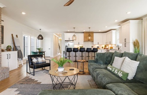 Winchester House | Barefoot Dreams w/Flat Lot, Pool, Paddleboards