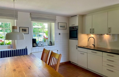 Großmorsum Apartment | Barn, 110sqm for up to 6 people - Old Frisian house