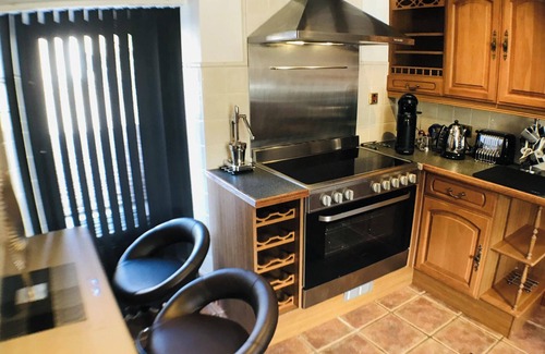 Cauldon Low House | Barn Conversion - Sleeps 4 - Pet friendly - Garden