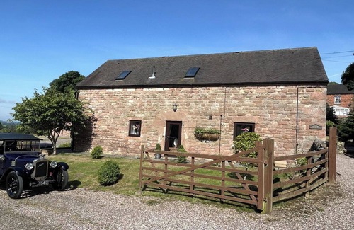 Cauldon Low House | Barn Conversion - Sleeps 4 - Pet friendly - Garden