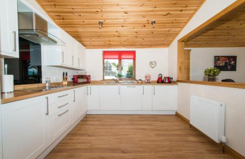 Cupar Ski Chalet | Barn Lodge with Hot Tub