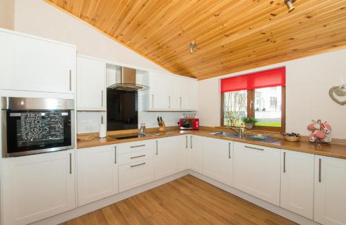 Cupar Ski Chalet | Barn Lodge with Hot Tub