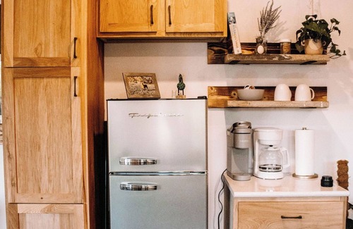Fort Wayne House | Barn loft apartment with AC, full kitchen and view of pond and farm animals.