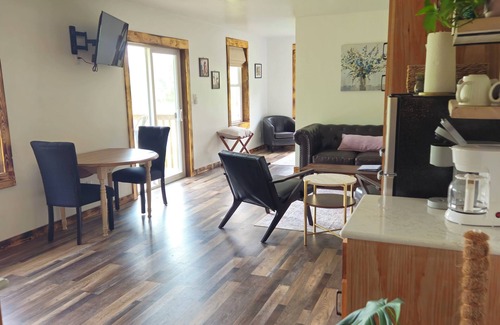 Fort Wayne House | Barn loft apartment with AC, full kitchen and view of pond and farm animals.