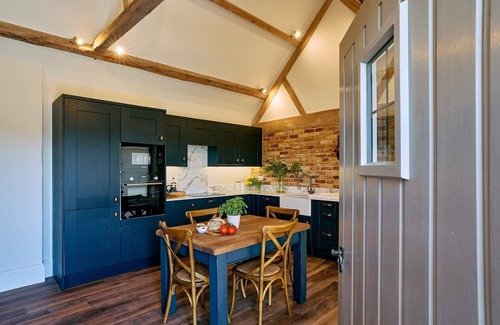 Quedgeley Cottage | Barn Retreat in Walton with Hot Tub & Spa Access