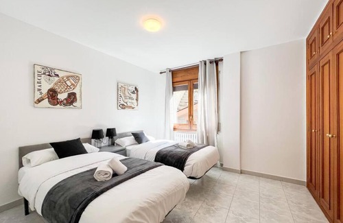 Pal Apartment | Barthe Holidays I Gran apartamento en el pueblo de Pal 8PAX I Terraza, Vistas al valle, Ideal para familias o grupo, Pet friendly I Rider