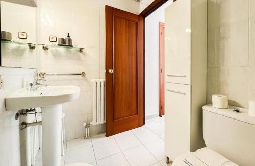 Pal Apartment | Barthe Holidays I Gran apartamento en el pueblo de Pal 8PAX I Terraza, Vistas al valle, Ideal para familias o grupo, Pet friendly I Rider