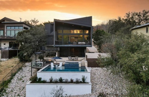 Apache Shores House | Barton by AvantStay Lake Views w/ Hot Tub, Pool & Ping Pong!
