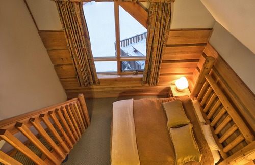 Golden Cabin | Basecamp Lodge Golden | Queen and Two Twins
