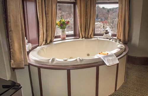 Eureka Springs Historic District Hotel | Basin Park Hotel and Spa