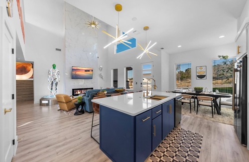 Marble Falls House | *Basketball,Pickleball, hot tub & space vibes. Aliens await!
