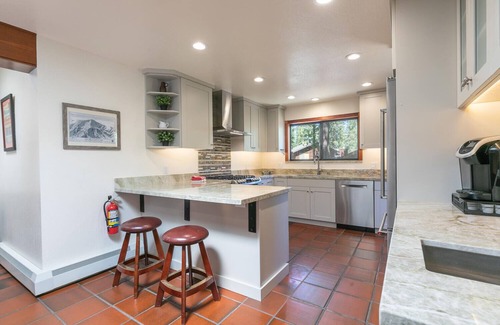 Truckee House | Basque Lodge- Ski Shuttle to Lifts- Pet Friendly- Gym and Pool Access