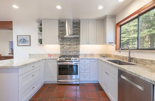 Truckee House | Basque Lodge- Ski Shuttle to Lifts- Pet Friendly- Gym and Pool Access