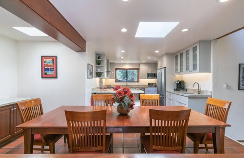 Truckee House | Basque Lodge- Ski Shuttle to Lifts- Pet Friendly- Gym and Pool Access