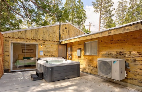 Wishon Cabin | Bass Lake's FunkyButt Cabin - Pet Friendly w/ Hot Tub, firepit, and more!