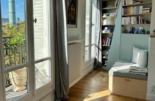Bercy Apartment | Bastille/Marais apartment with long balcony & AC