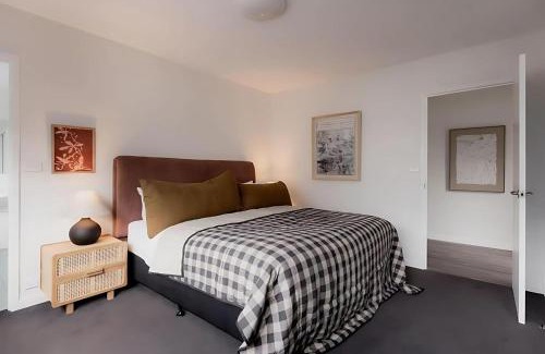 Battery Point Apartment | Battery Point apartment with river views
