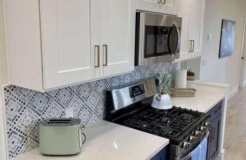 Villas Cottage | Bay Cottage - A cozy home just a 1 minute walk to the beach.nPet Friendly.