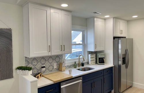 Villas Cottage | Bay Cottage - A cozy home just a 1 minute walk to the beach.nPet Friendly.