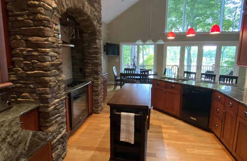 Catawba House | Bay Head Cove - Peaceful 5 bedroom lakefront home on private cove with boat dock