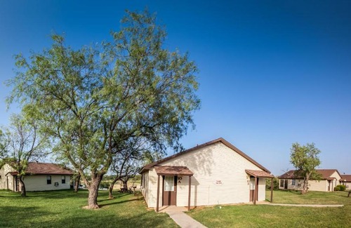 Bridgeport Resort | Bay Landing Camping Resort Cabin 4