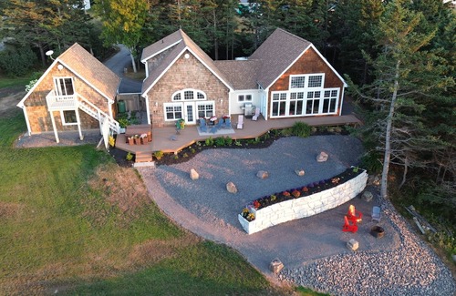Black Rock House | Bay of Fundy Oceanfrontn1 King RR, Queen R workspace, 2 baths, outdoor Hot tub