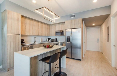 Northeast Miami Condo | Bay & Pool Views Beautiful Studio-Miami Design Dst