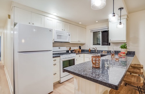 Central Mission Beach House | Bay View V by AvantStay | Stylish Mission Beach Home on the Sand!