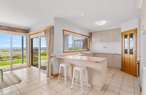 Portarlington House | Bayfront Bliss with Spa, Views and Fire