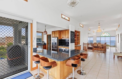 Portarlington House | Bayfront Bliss with Spa, Views and Fire