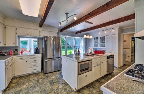 Chocowinity House | Bayfront Blounts Creek Home: Private Beach + Dock!
