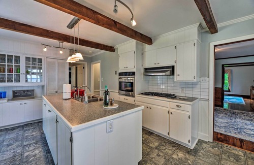 Chocowinity House | Bayfront Blounts Creek Home: Private Beach + Dock!