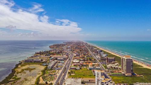 South Padre Island House | Bayfront condo with water view & boat slips!