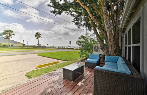 Rockport Cottage | Bayfront Deck: 'casa Pescadores' Rockport Escape