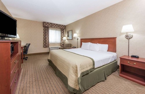 Southport Hotel | Baymont by Wyndham Indianapolis South