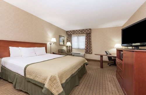 Southport Hotel | Baymont by Wyndham Indianapolis South