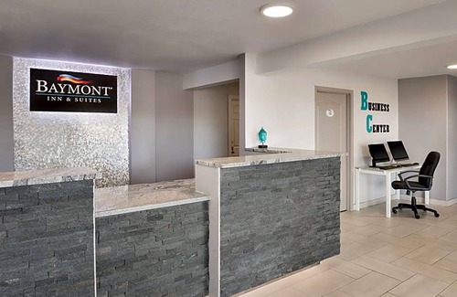 Berwick Hotel | Baymont by Wyndham Des Moines North