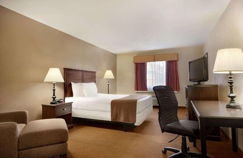 Shawnee Heights Hotel | Baymont by Wyndham Kansas City