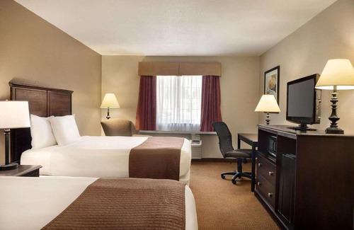 Shawnee Heights Hotel | Baymont by Wyndham Kansas City