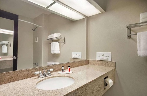 Shawnee Heights Hotel | Baymont by Wyndham Kansas City